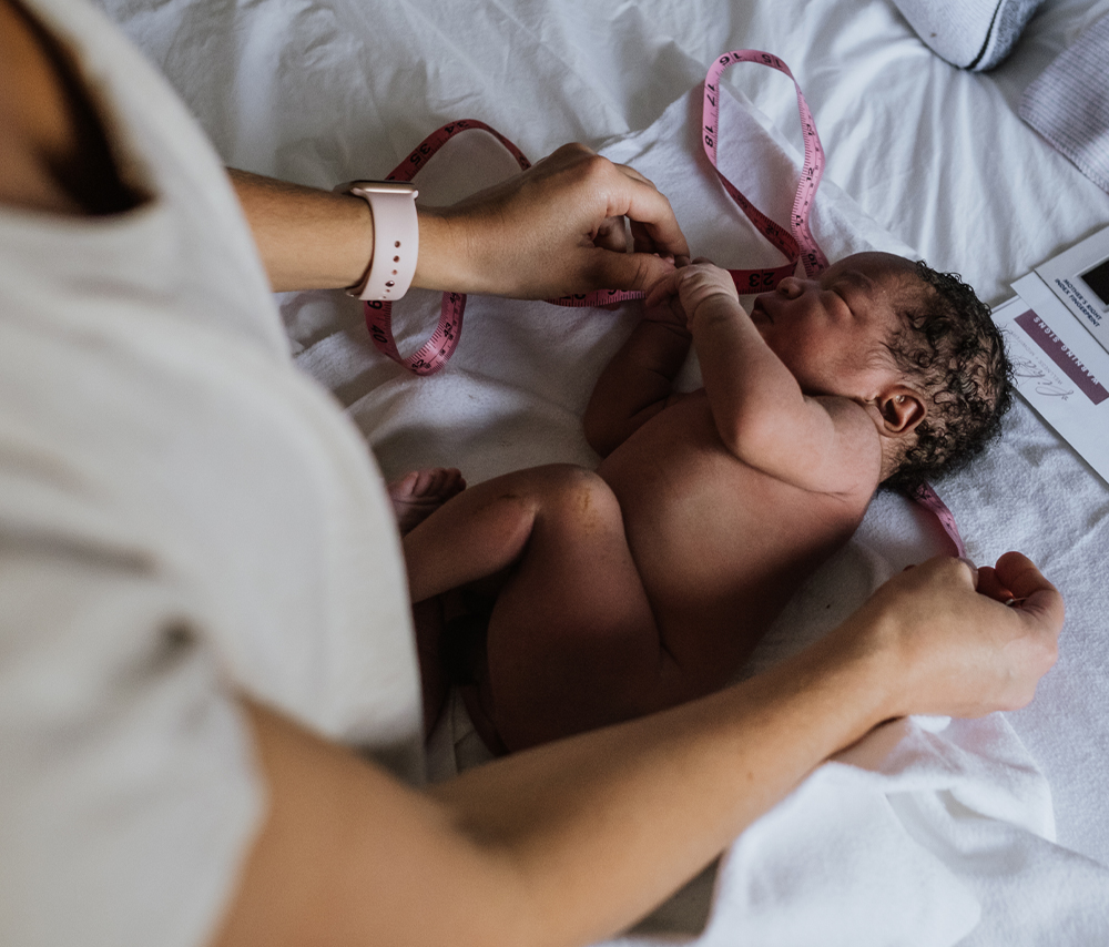 Birth assistant measures newborn